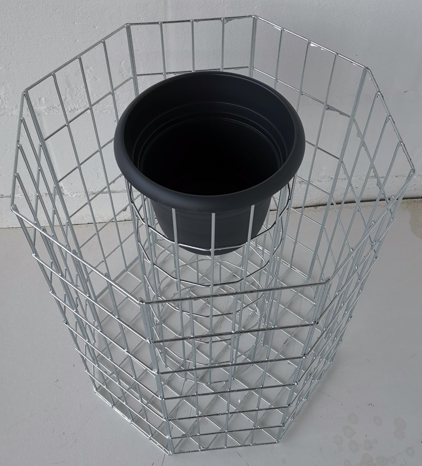 Oktagonal blomsterpelare, höjd 62 cm, MW 5 x 10 cm, varmförzinkad inkl. kruka