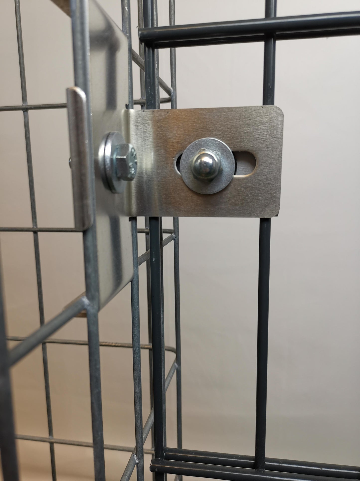 Klemme med hegnsholder 5 x 10 cm til dobbelt stangmåtte, aluminium