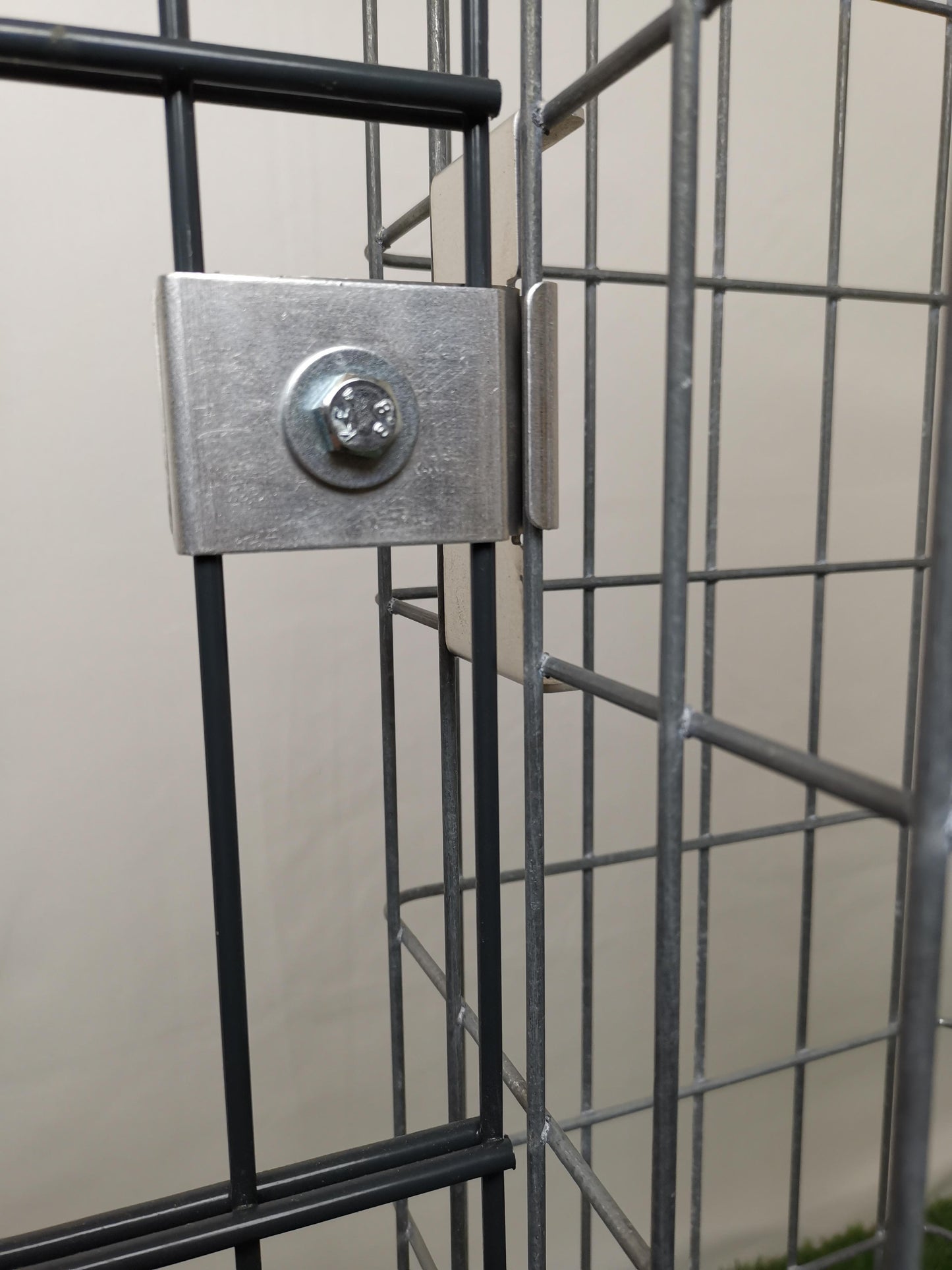 Klemme med hegnsholder 5 x 10 cm til dobbelt stangmåtte, aluminium