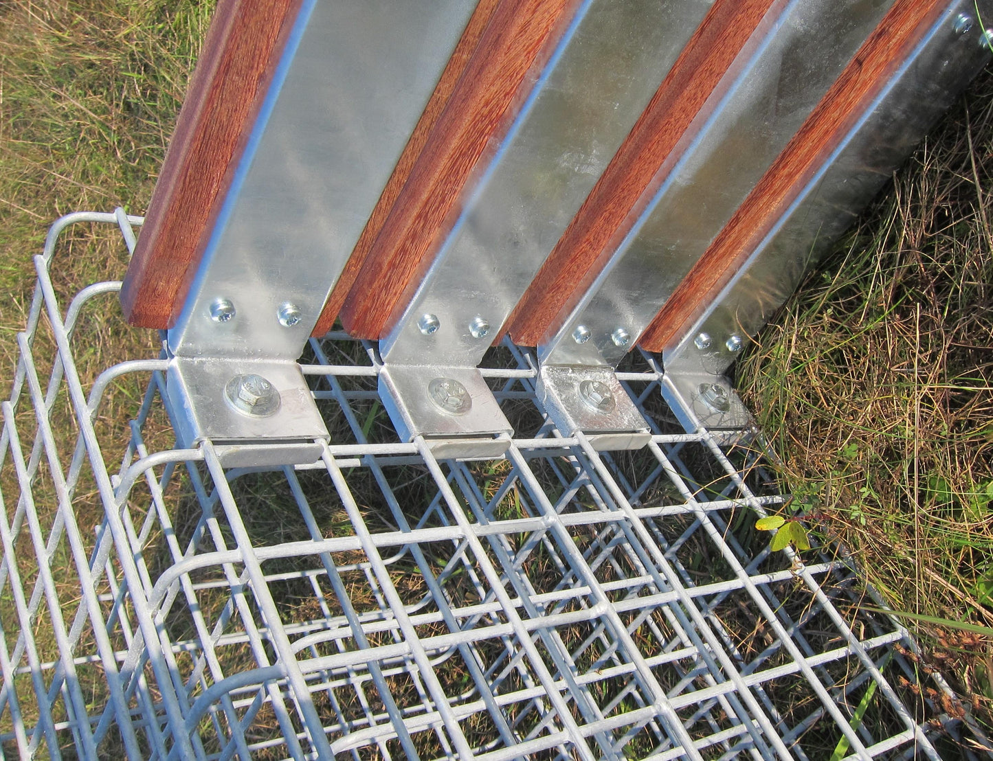 Banco de gaviones con 3 columnas de flores - Madera de cumarú, 205 cm de largo x 60 cm de alto x 37 cm de profundidad, galvanizado en caliente, MW 5 x 5 cm