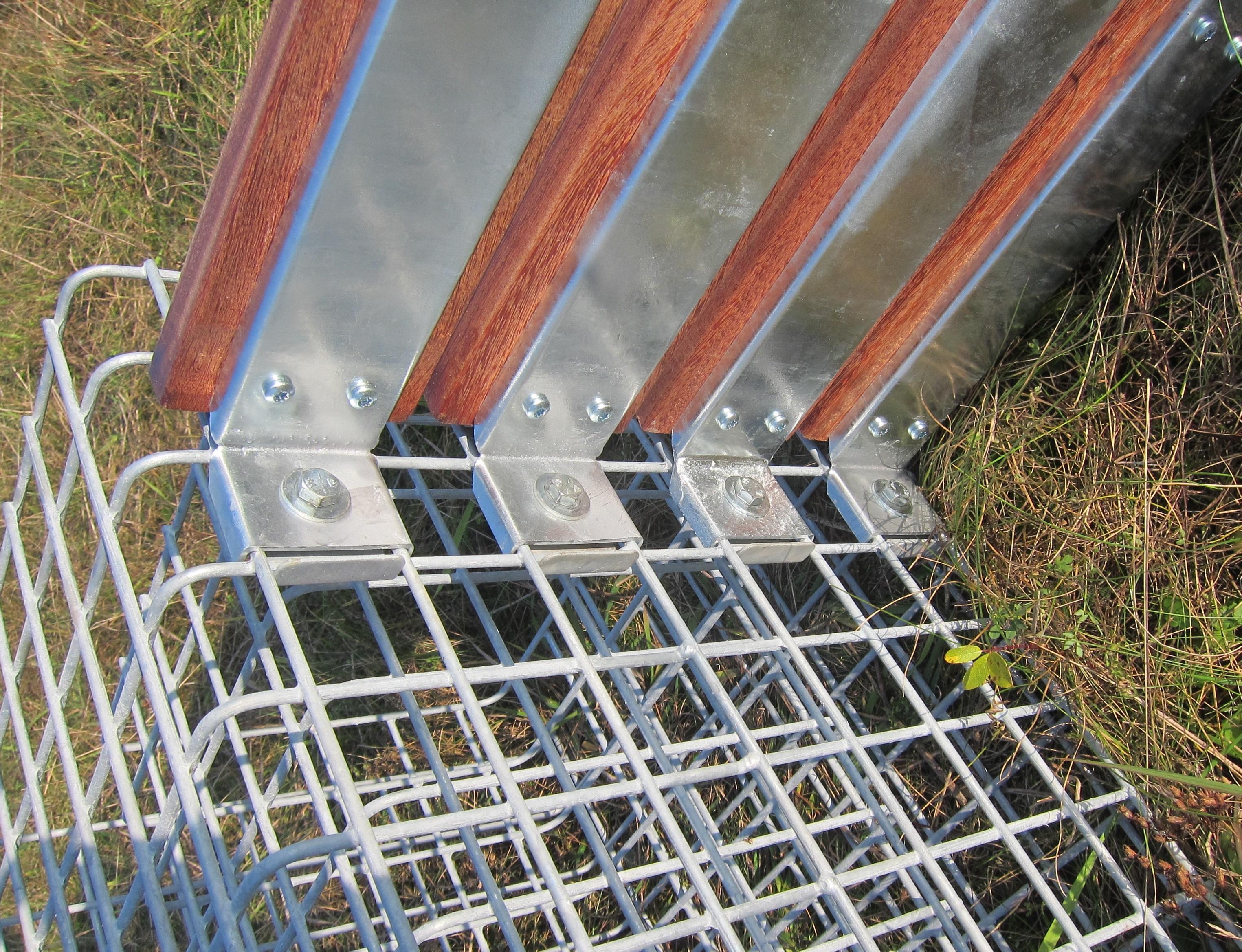 Banc en gabion avec 3 colonnes à fleurs - bois de Cumaru, 205 cm de long x 60 cm de haut x 37 cm de profondeur, galvanisé à chaud, MW 5 x 5 cm