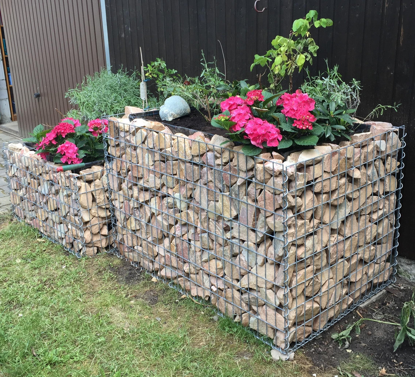 Højbed firkantet 130 cm x 80 cm x 80 cm (L x H x D), maskestørrelse 5 x 10 cm, vægtykkelse 10 cm