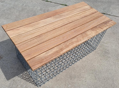 Trädgårdsbänk i Cumaru 102 x 45 x 52 cm, MW 5 x 5 cm, varmförzinkad
