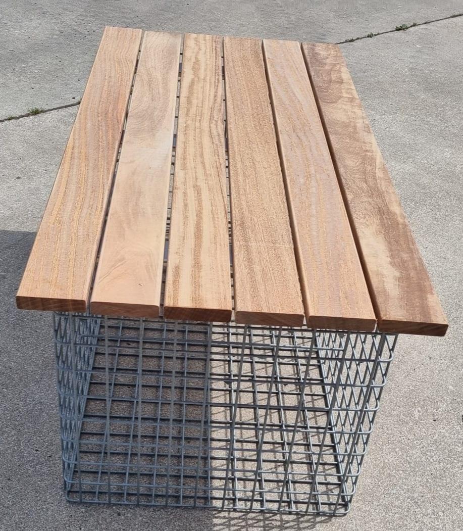 Trädgårdsbänk i Cumaru 102 x 45 x 52 cm, MW 5 x 5 cm, varmförzinkad