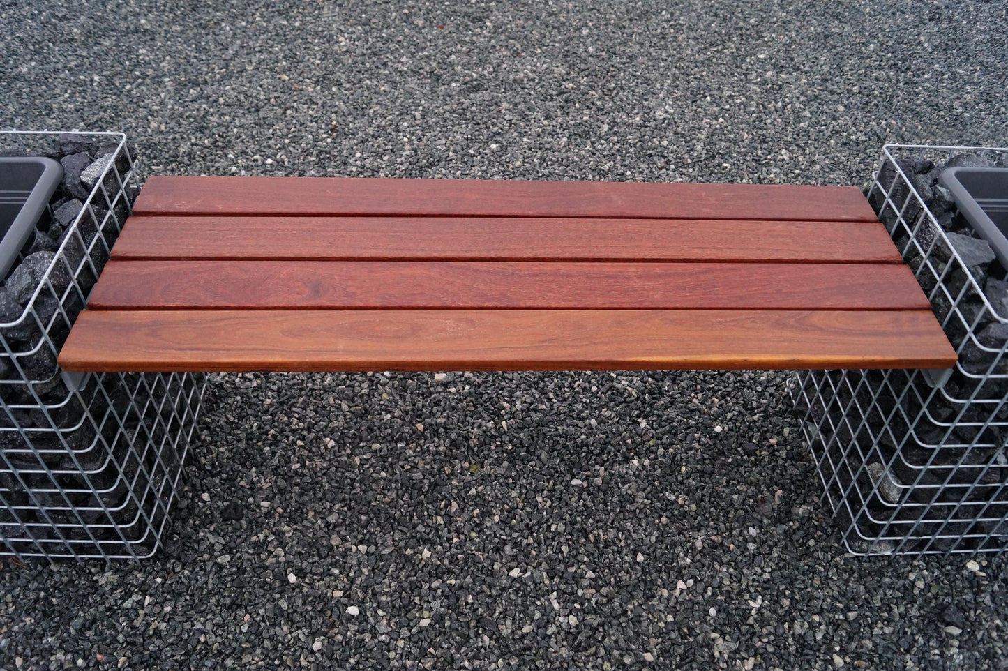 Gabionenbank mit 3 Blumensäulen - Cumaru-Holz, 205 cm Länge x 60 cm Höhe x 37 cm Tiefe, feuerverzinkt, MW 5 x 5 cm